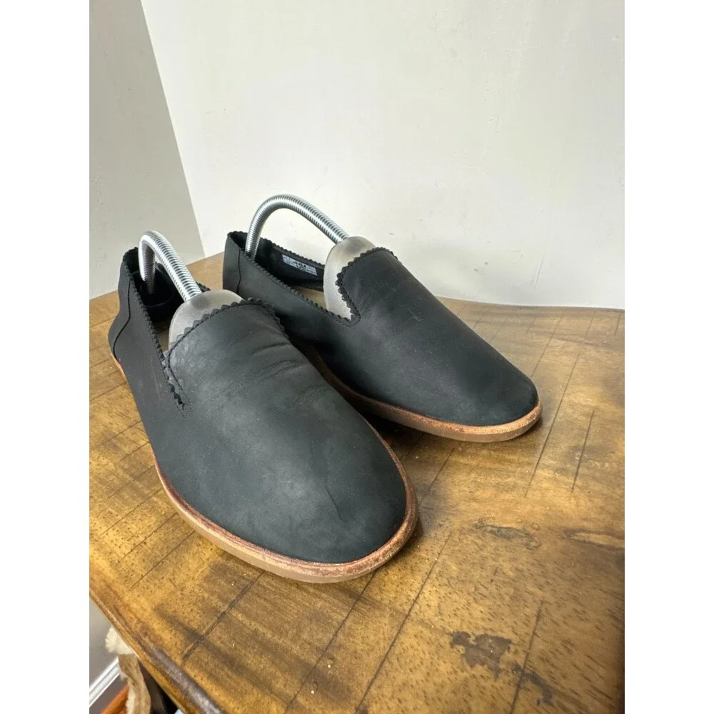 UGG Vista Womens 9.5 Black Leather Loafers Slip On Flats Scalloped Minimalist